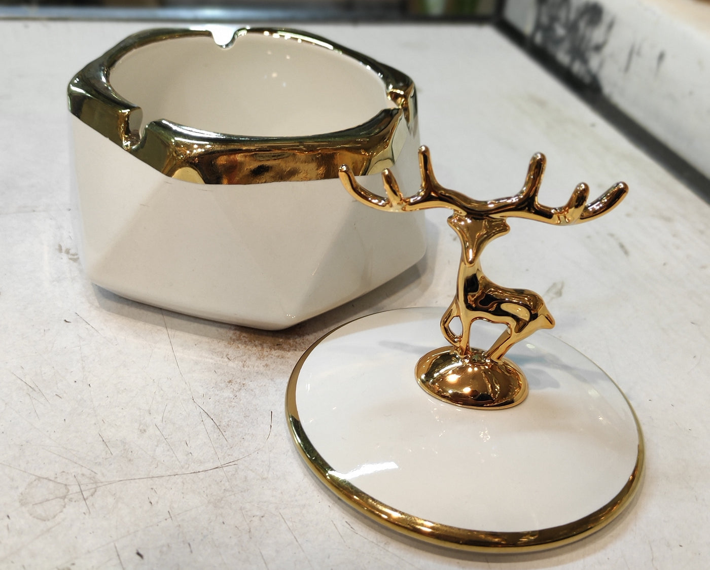 Luxury Ceramic Ashtray with Golden Deer Lid – Modern Decorative Piece